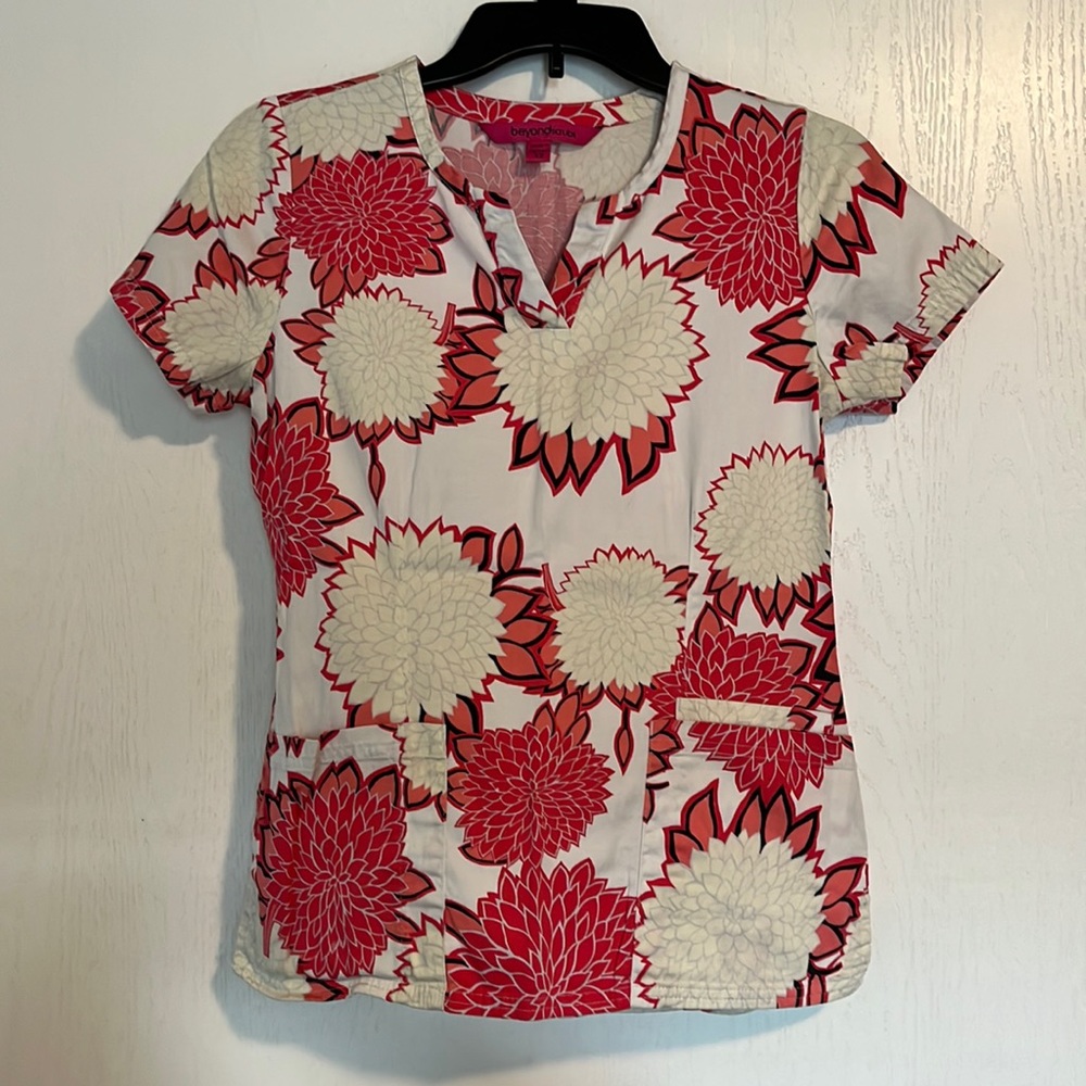 BeyondScrubs scrub top, XS